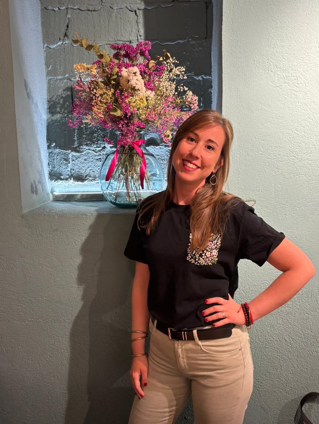 Berta Moral Martín sonriendo junto a un ramo de flores